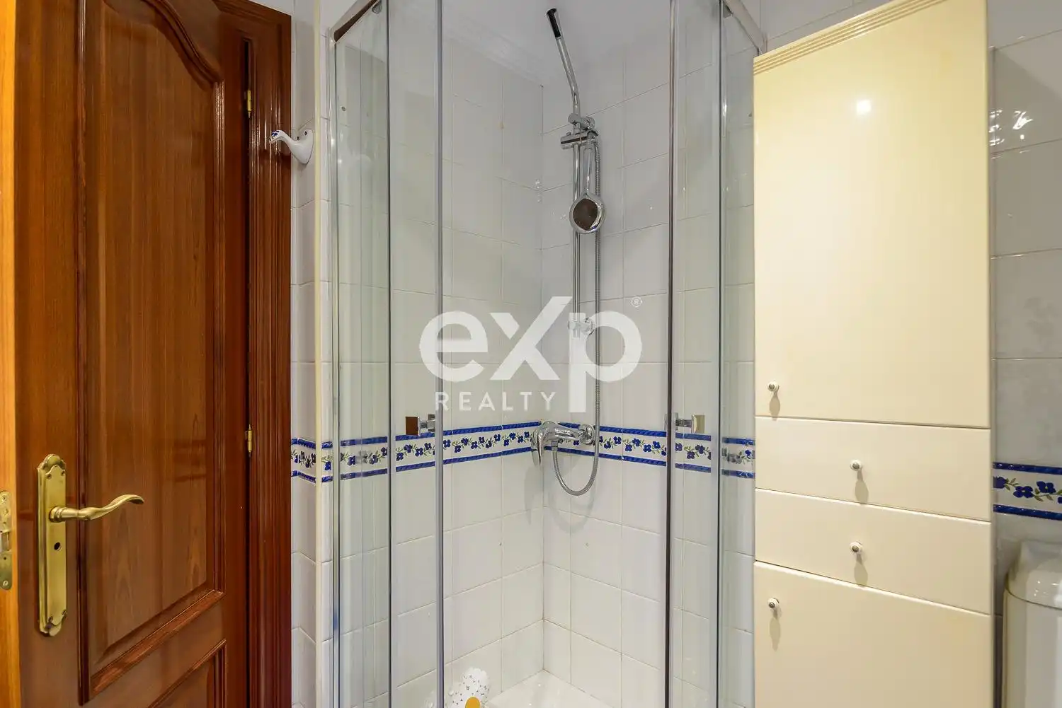 Bany de Pis en venda en Oviedo  amb Calefacció, Parquet i Moblat