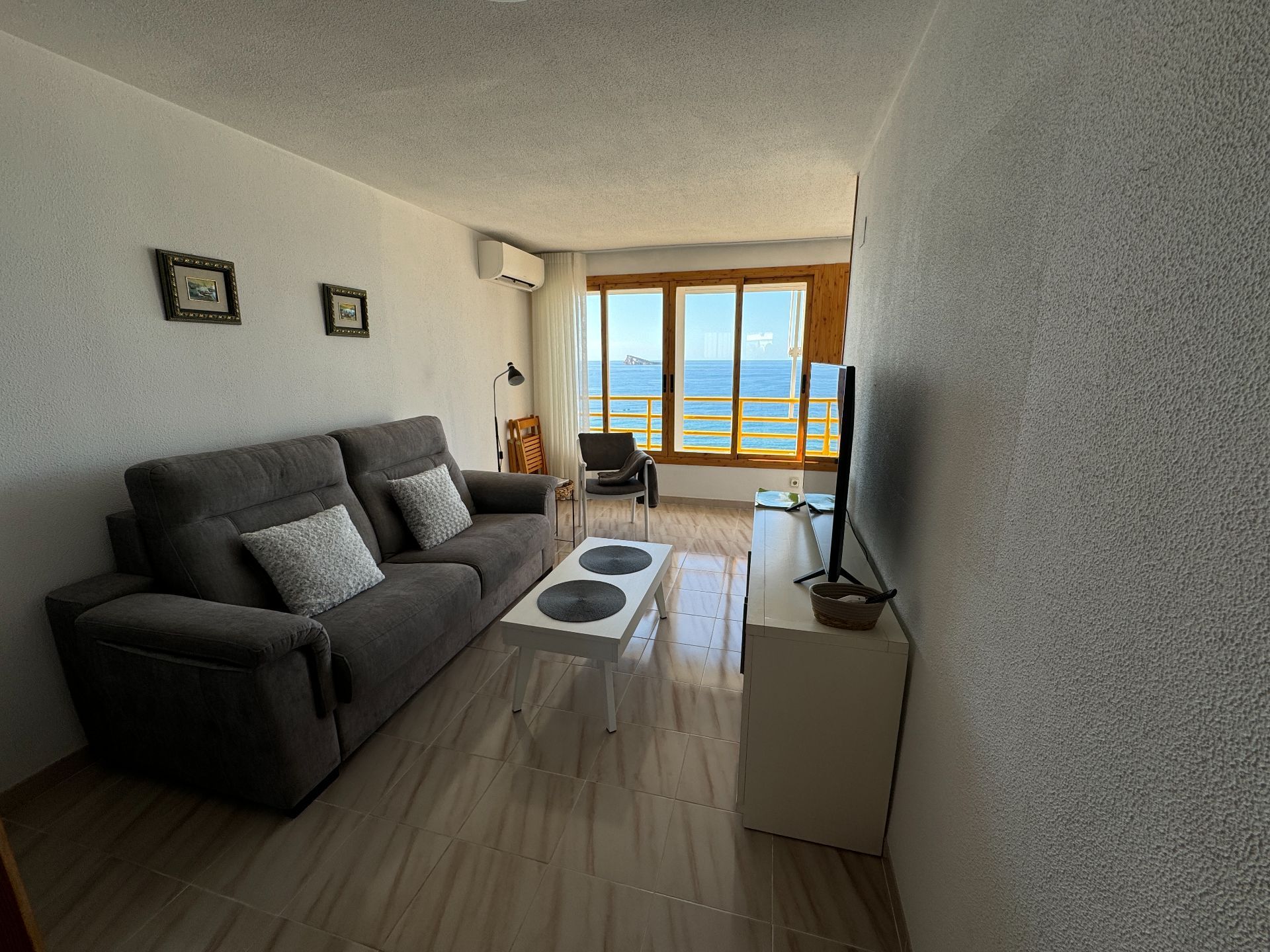 Sala d'estar de Apartament de lloguer en Benidorm amb Aire condicionat, Piscina i Piscina comunitària