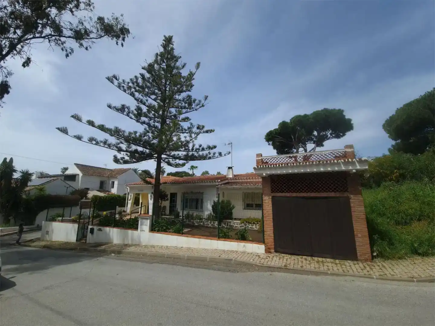 Vista exterior de Casa o xalet en venda en Marbella amb Jardí privat i Traster