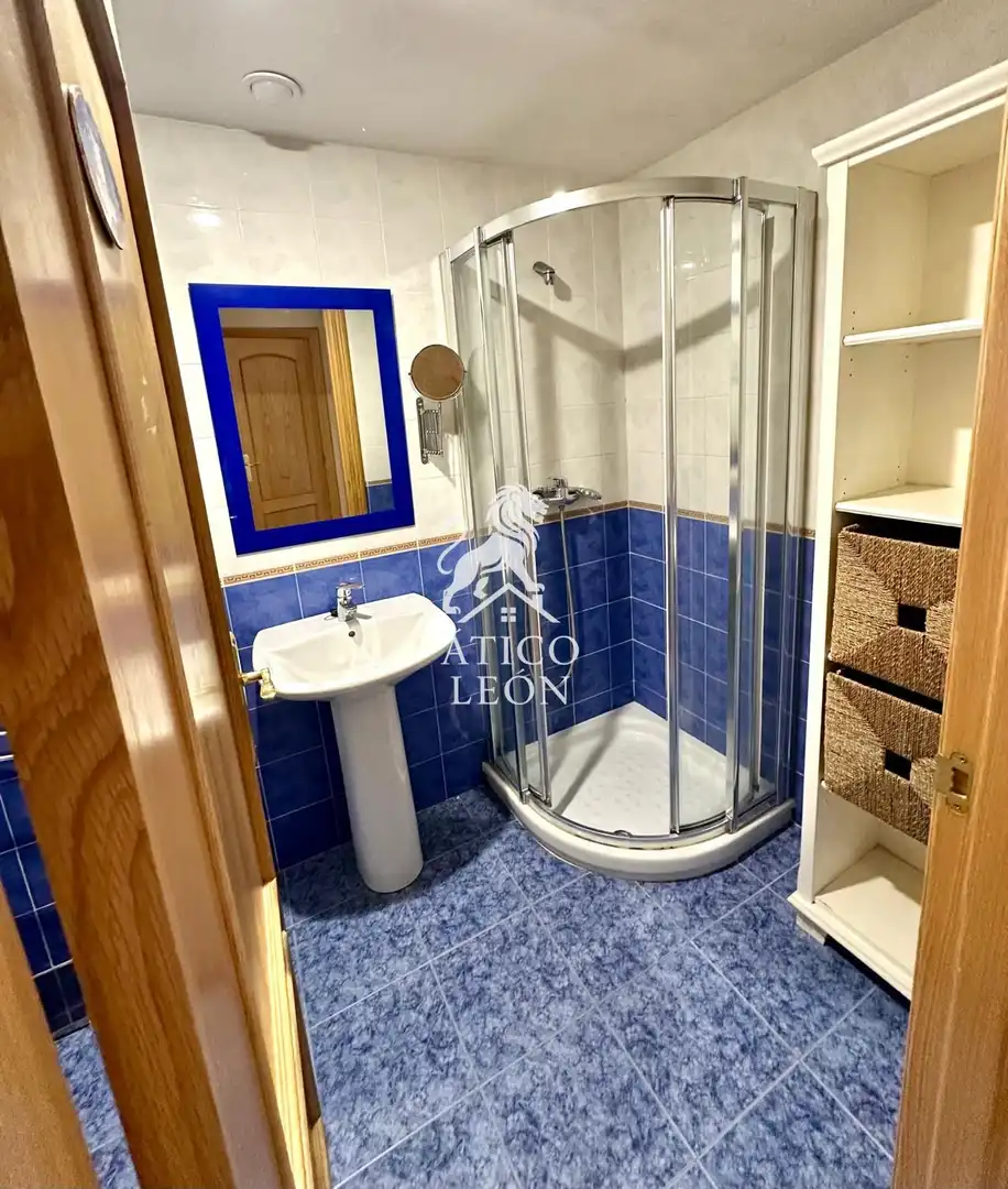 Baño de Piso en venta en León Capital  con Calefacción, Terraza y Trastero