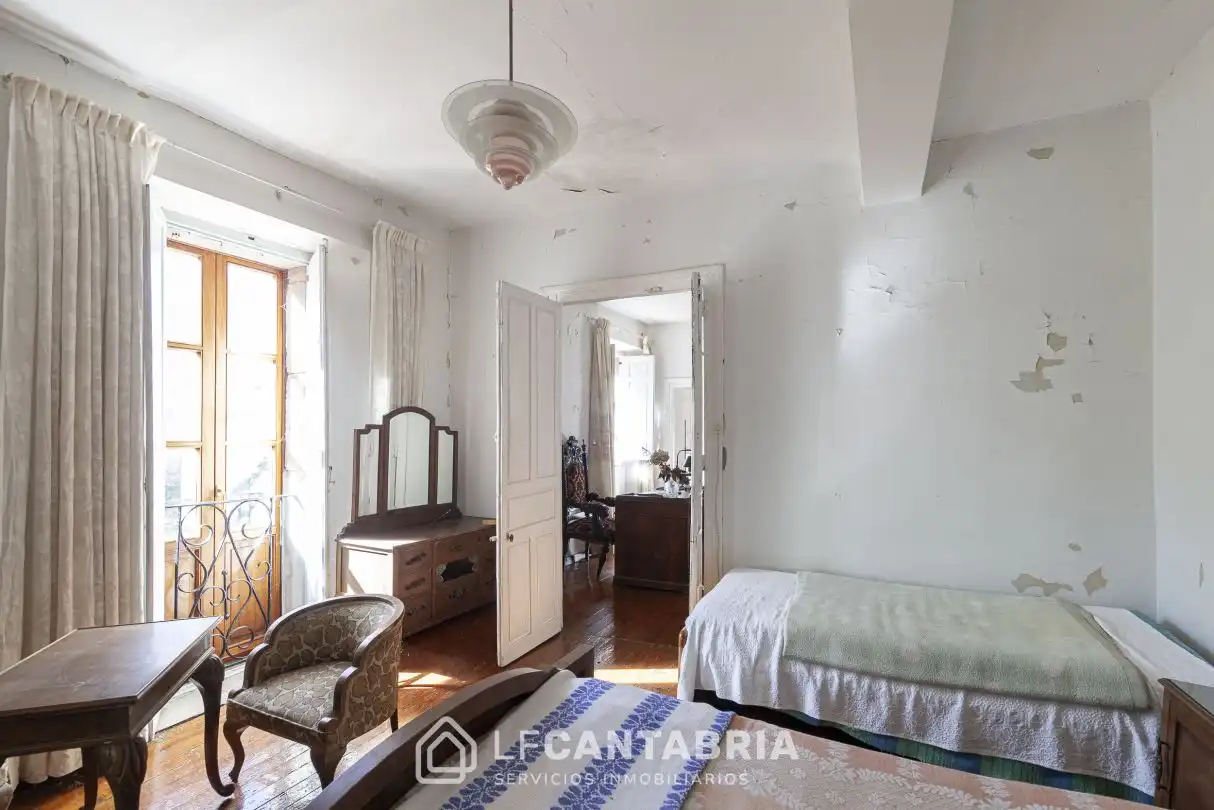 Dormitori de Casa o xalet en venda en Torrelavega  amb Jardí privat