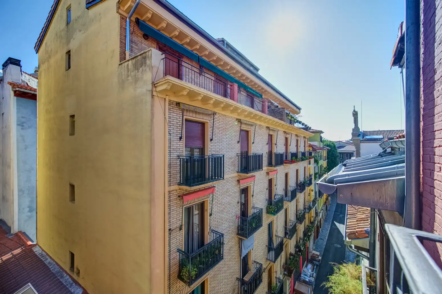 Außenansicht von Wohnung zum Verkauf in  Pamplona / Iruña mit Heizung und Parkett