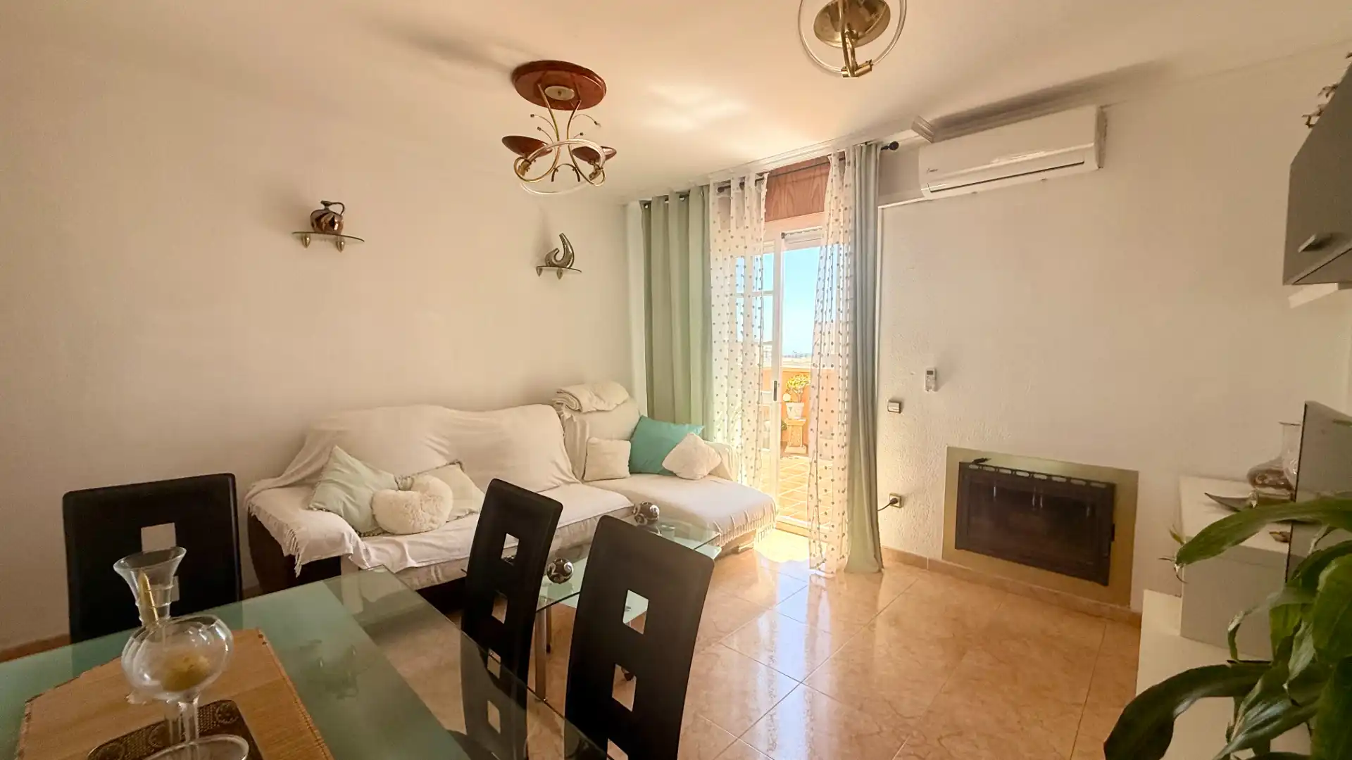 Sala d'estar de Àtic en venda en Almería amb Terrassa i Moblat