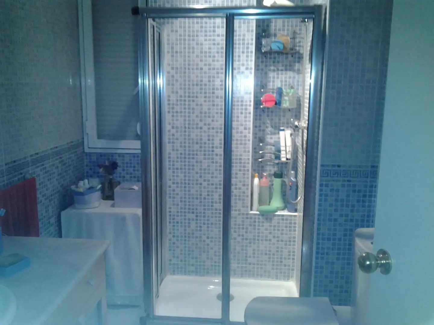 Badezimmer von Wohnung zur Miete in Sevilla mit Klimaanlage, Waschmaschine und Mikrowelle