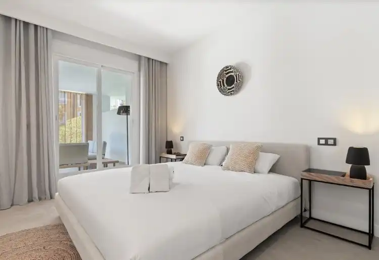 Dormitori de Planta baixa en venda en Estepona amb Aire condicionat, Jardí privat i Terrassa