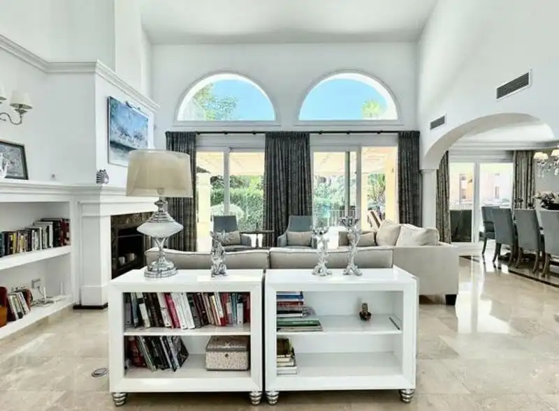 Sala d'estar de Casa o xalet de lloguer en Marbella amb Aire condicionat, Calefacció i Jardí privat