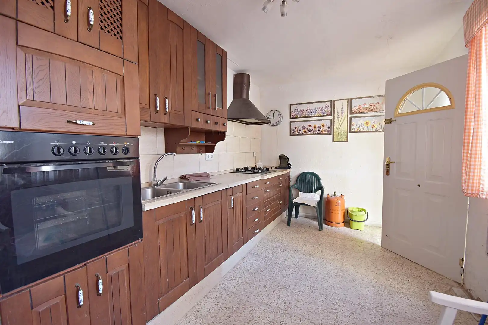 Kitchen of Flat for sale in Sanlúcar de Barrameda  with Storage room and Furnished