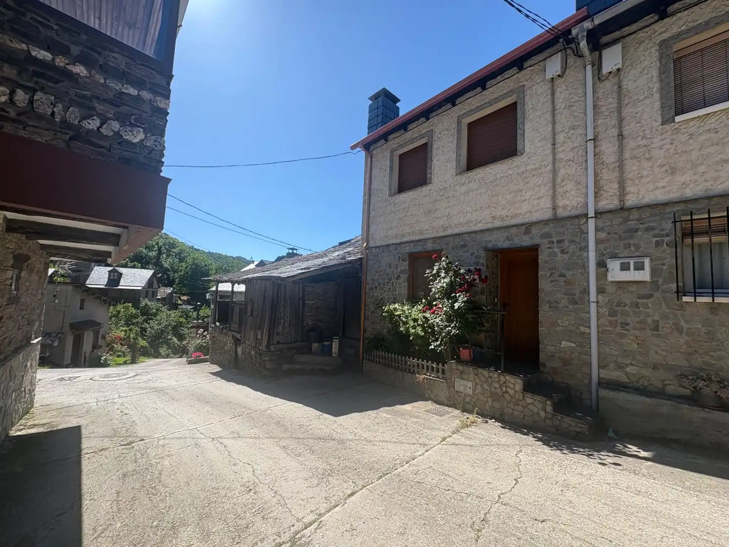 Vista exterior de Casa o xalet en venda en Ponferrada amb Calefacció, Terrassa i Moblat