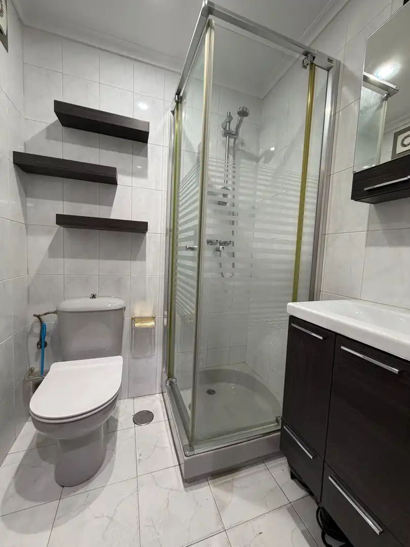 Badezimmer von Wohnung zum Verkauf in Santander mit Parkett und Terrasse