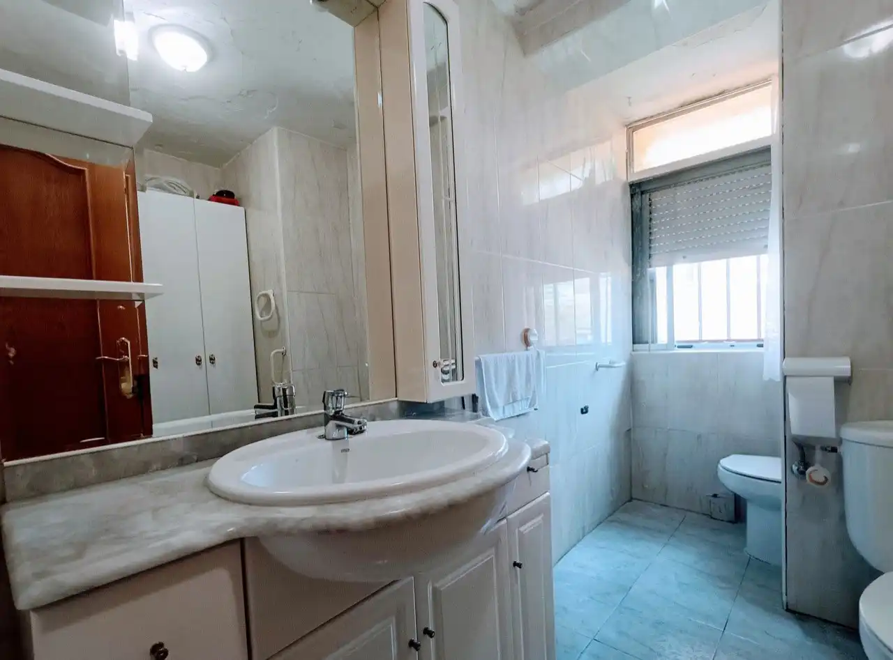 Bathroom of Flat for rent in Madrid  with Air Conditioner and Furnished