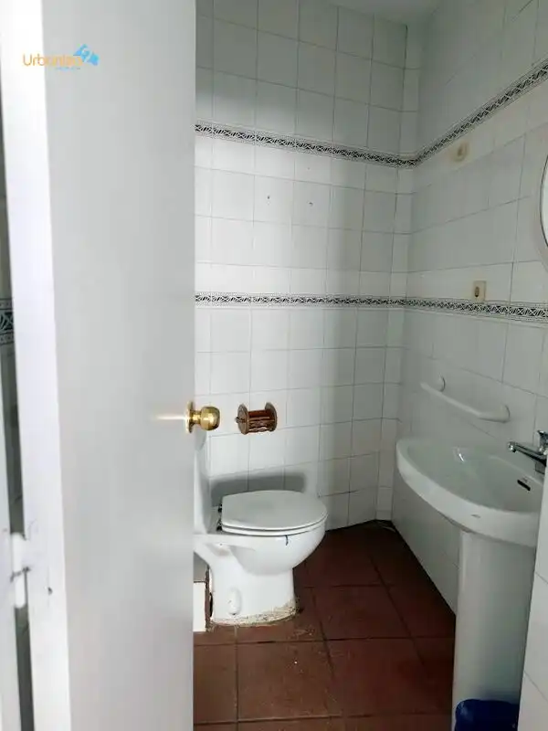 Bany de Local de lloguer en Badajoz amb Aire condicionat