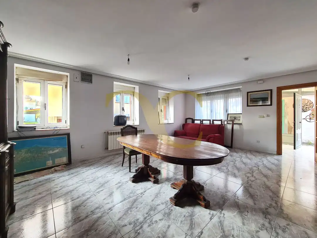 Sala d'estar de Casa o xalet en venda en Soto del Barco amb Calefacció, Jardí privat i Traster