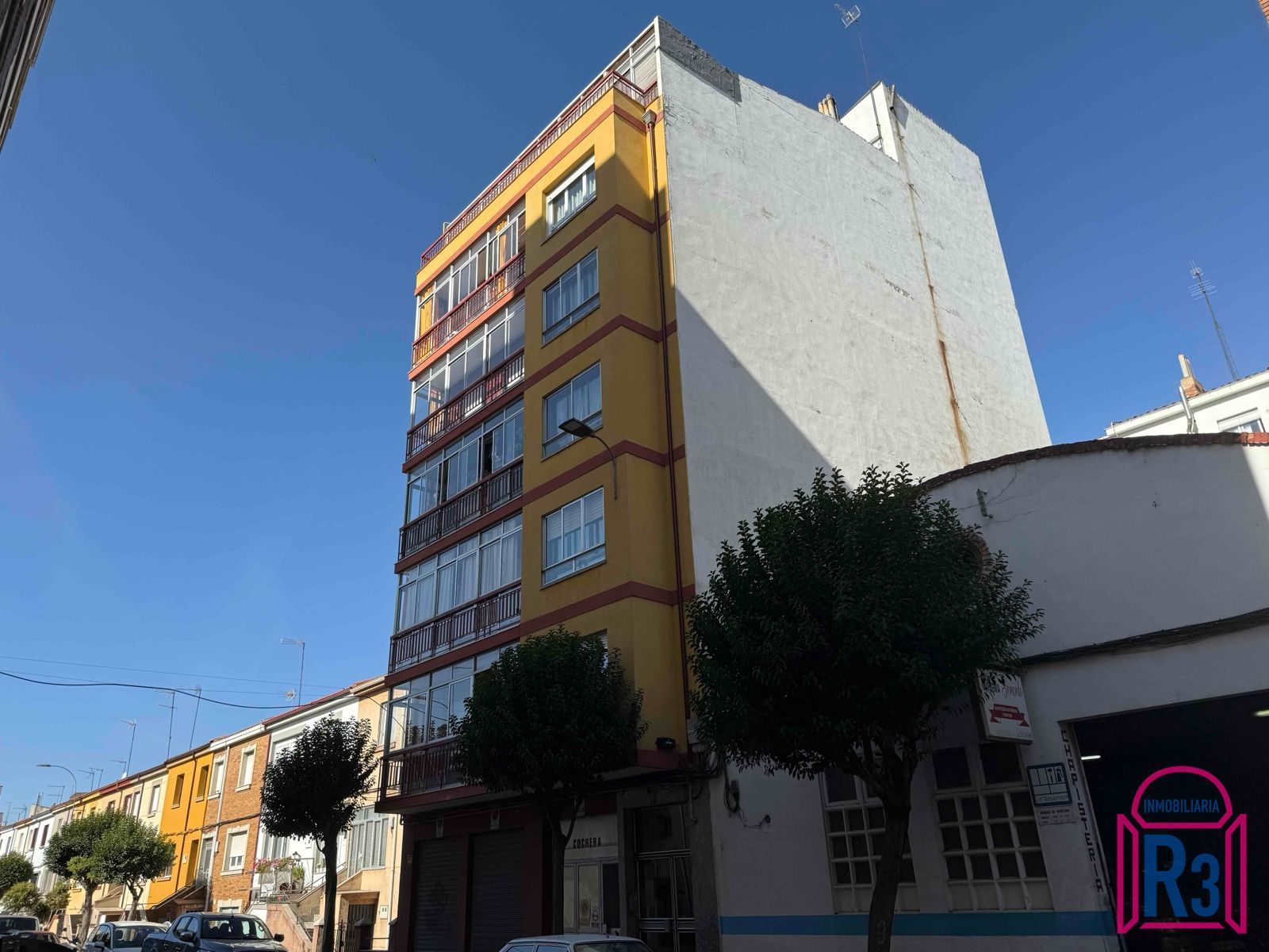 Vista exterior de Apartamento de alquiler en León Capital  con Calefacción, Terraza y Amueblado