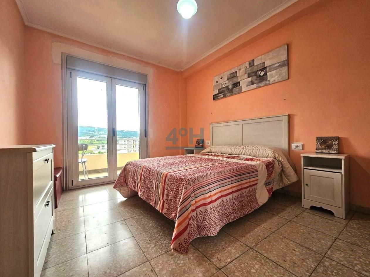 Dormitori de Apartament de lloguer en Ourense Capital  amb Moblat i Balcó