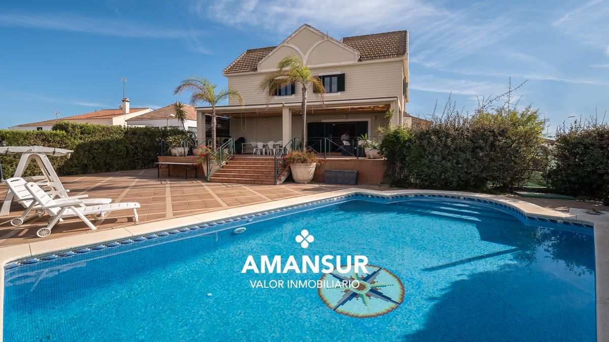 Vista exterior de Casa o xalet en venda en Punta Umbría amb Calefacció, Terrassa i Piscina