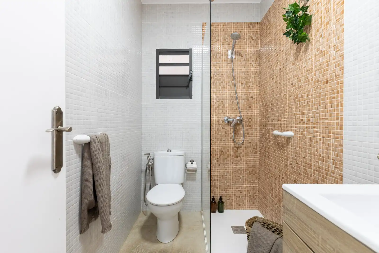 Bathroom of Flat for rent in Terrassa  with Furnished, Oven and Washing machine