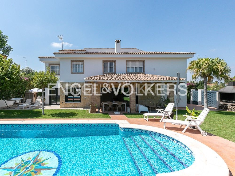 Vista exterior de Casa o chalet de alquiler en La Pobla de Vallbona con Aire acondicionado, Calefacción y Jardín privado