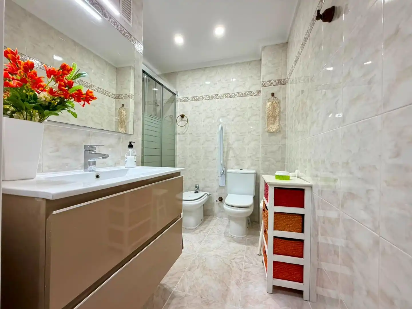 Bathroom of Flat for rent in Valencia  with Air Conditioner, Heating and Balcony