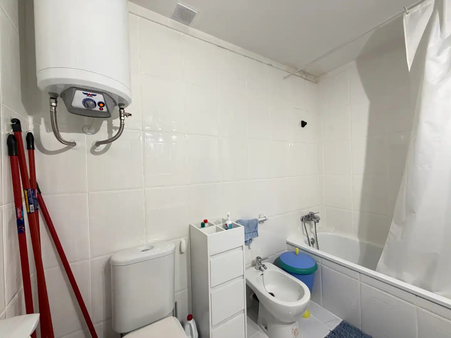 Bany de Apartament en venda en Empuriabrava amb Aire condicionat, Terrassa i Moblat