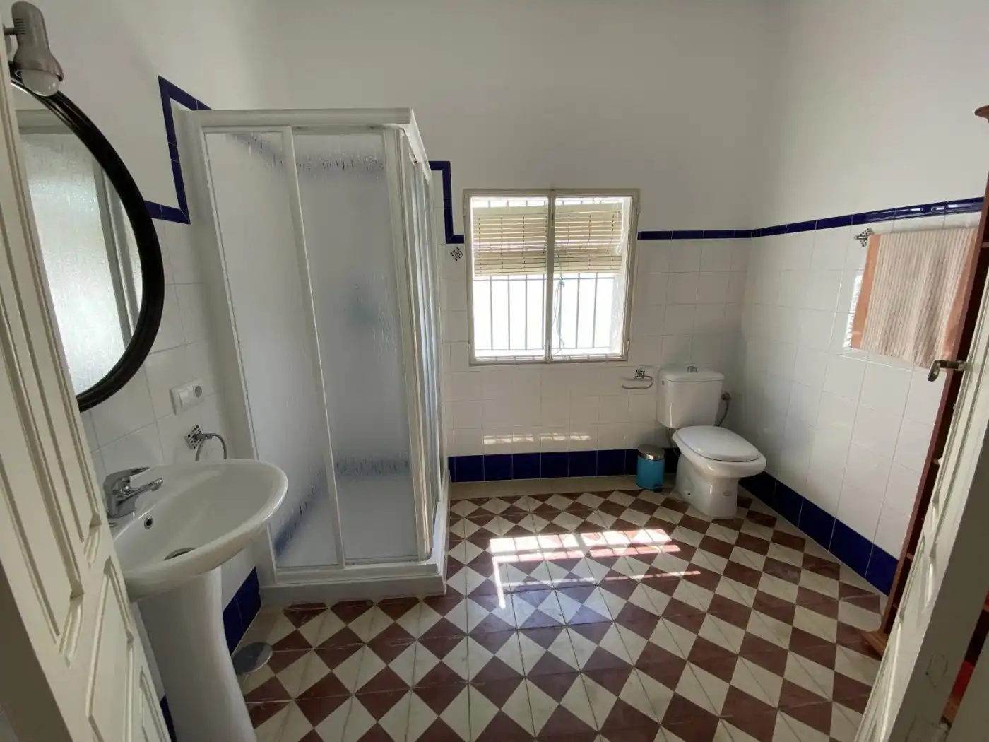 Bany de Casa o xalet en venda en El Pedroso amb Terrassa, Traster i Balcó