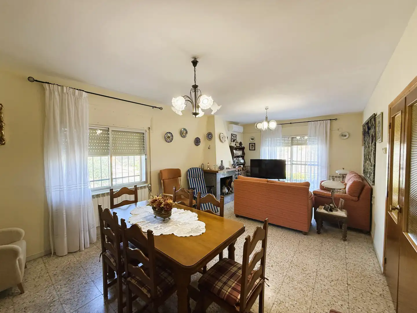 Sala d'estar de Casa o xalet en venda en Colmenar de Oreja amb Aire condicionat, Calefacció i Jardí privat