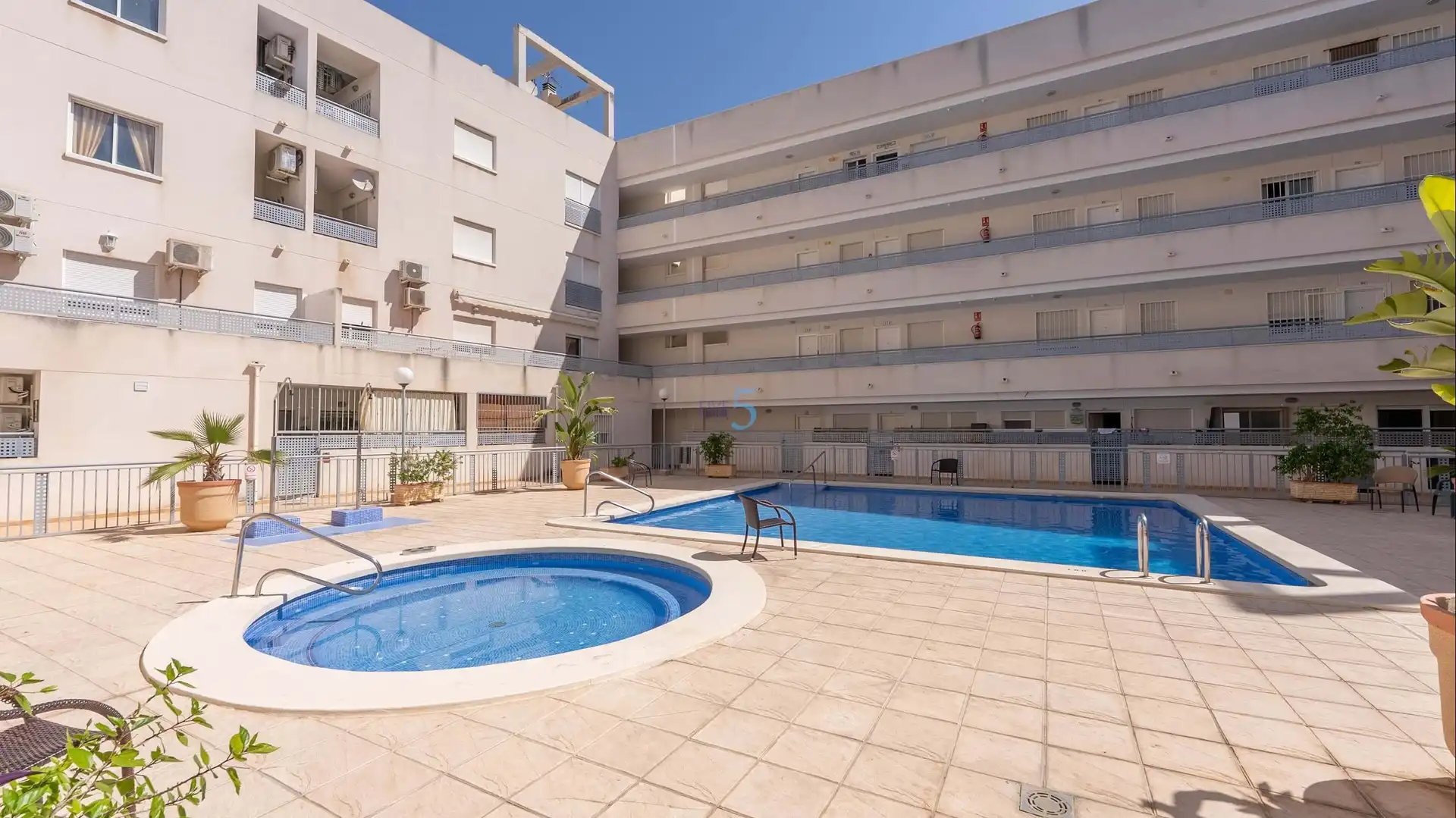 Piscina de Pis en venda en Almoradí amb Piscina, Moblat i Piscina comunitària