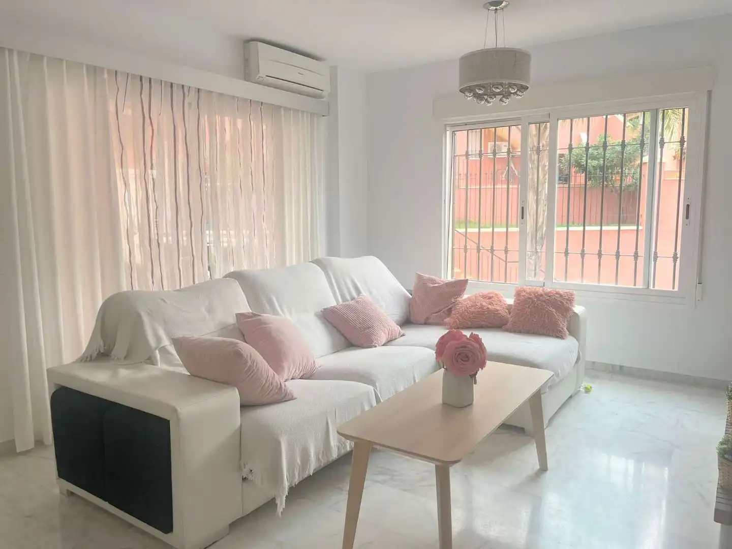 Sala de estar de Casa adosada en venta en Vélez-Málaga con Terraza y Piscina