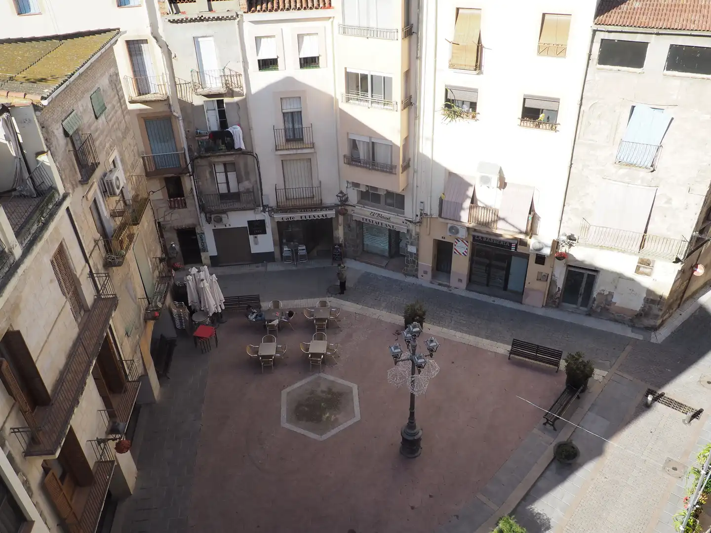Außenansicht von Wohnung zum Verkauf in Flix mit Terrasse, Abstellraum und Möbliert