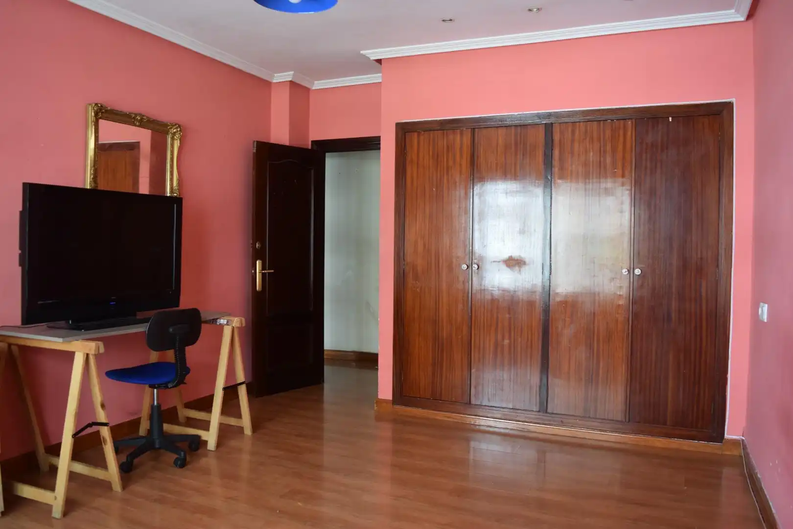 Dormitori de Pis en venda en Oviedo  amb Calefacció, Parquet i Traster