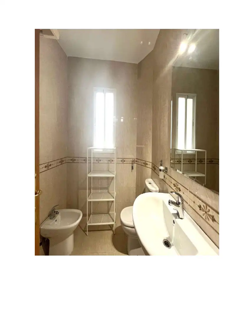 Baño de Piso de alquiler en Granada con Aire acondicionado, Calefacción y Amueblado