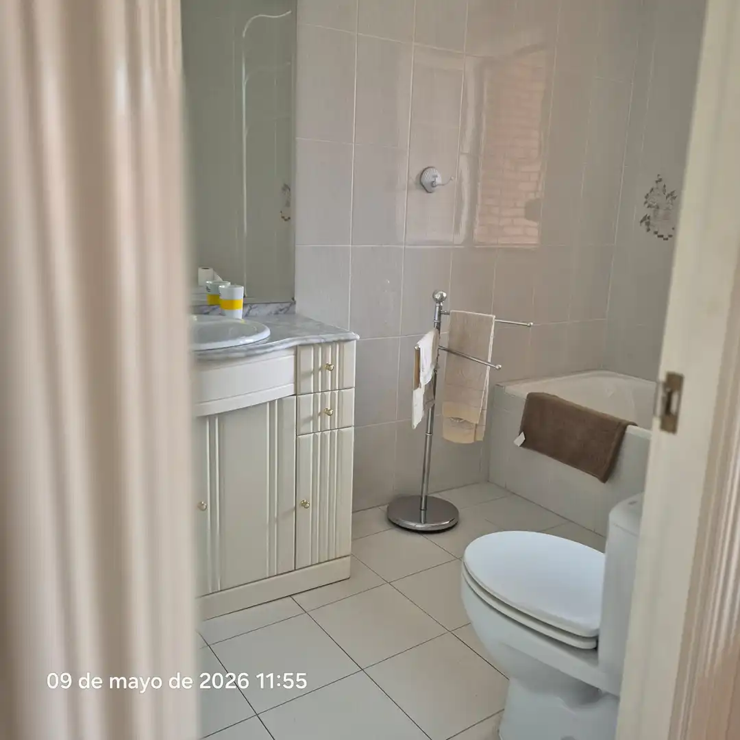 Bany de Casa o xalet en venda en San Andrés del Rabanedo amb Calefacció, Jardí privat i Parquet