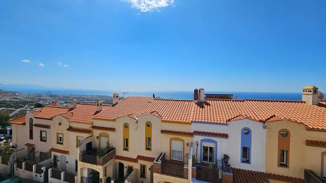 Casa adosada en Venta en  hierbamora en Centro