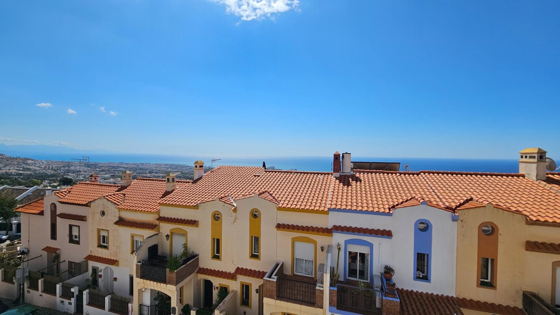 Vista exterior de Casa adosada en venda en Benalmádena amb Aire condicionat, Calefacció i Jardí privat