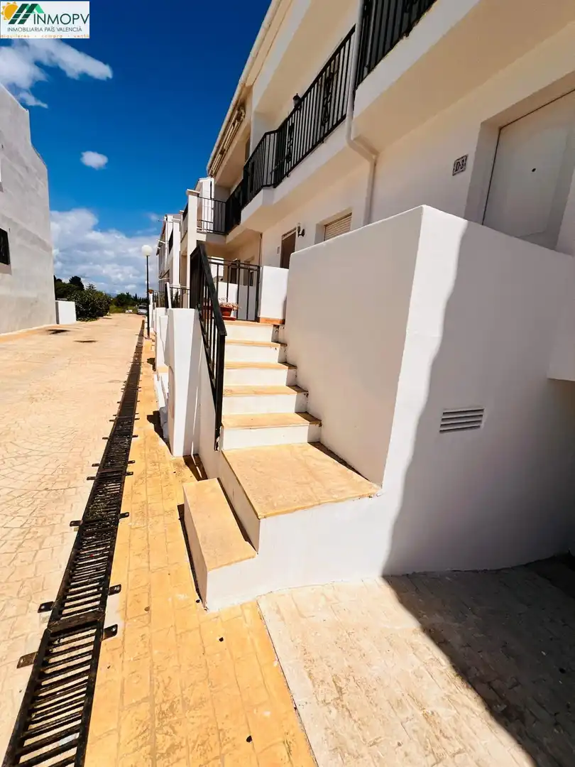 Vista exterior de Casa adosada en venda en Vinaròs amb Aire condicionat, Calefacció i Jardí privat