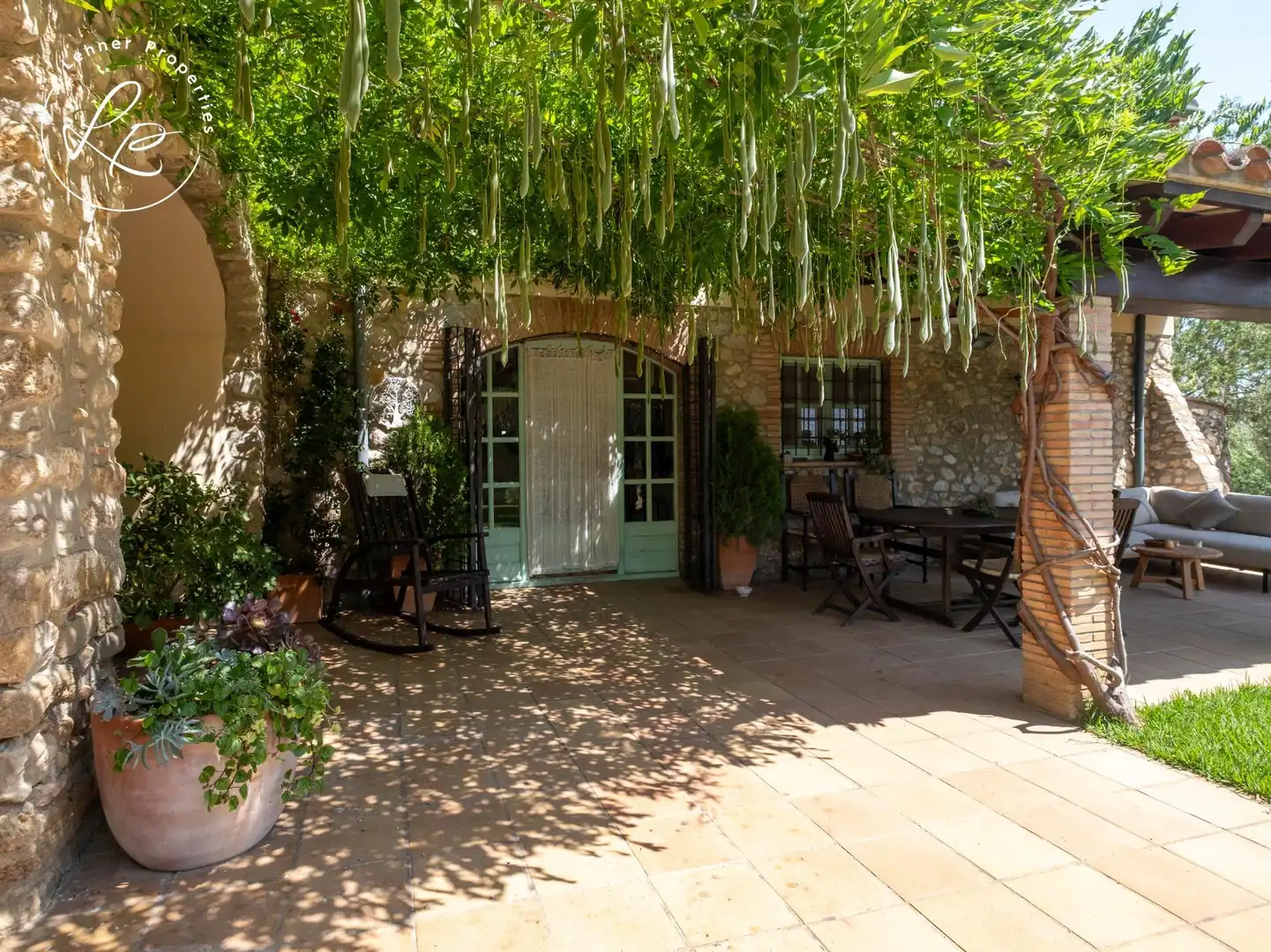 Terrassa de Finca rústica en venda en Navata amb Aire condicionat, Calefacció i Jardí privat