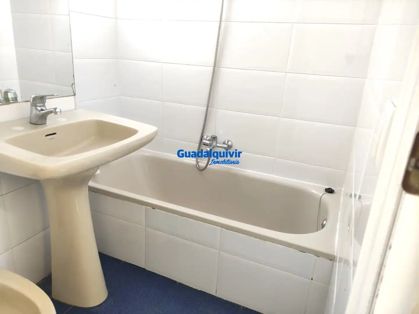 Bathroom of Flat for rent in Sevilla  with Air Conditioner, Furnished and Community pool