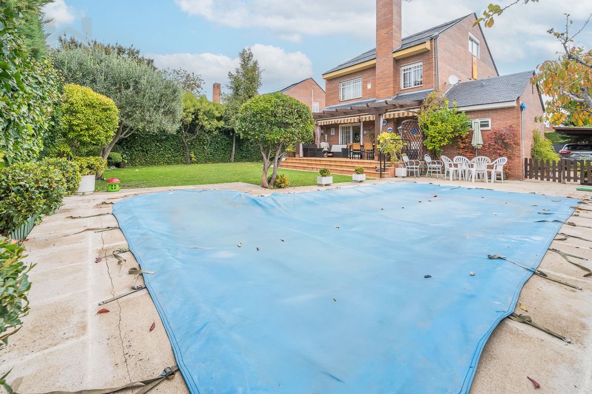 Swimming pool of House or chalet for sale in Torrelodones  with Air Conditioner, Heating and Private garden