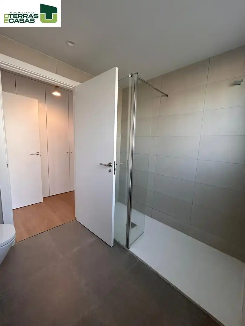 Baño de Piso de alquiler en Pontevedra Capital  con Calefacción, Terraza y Trastero