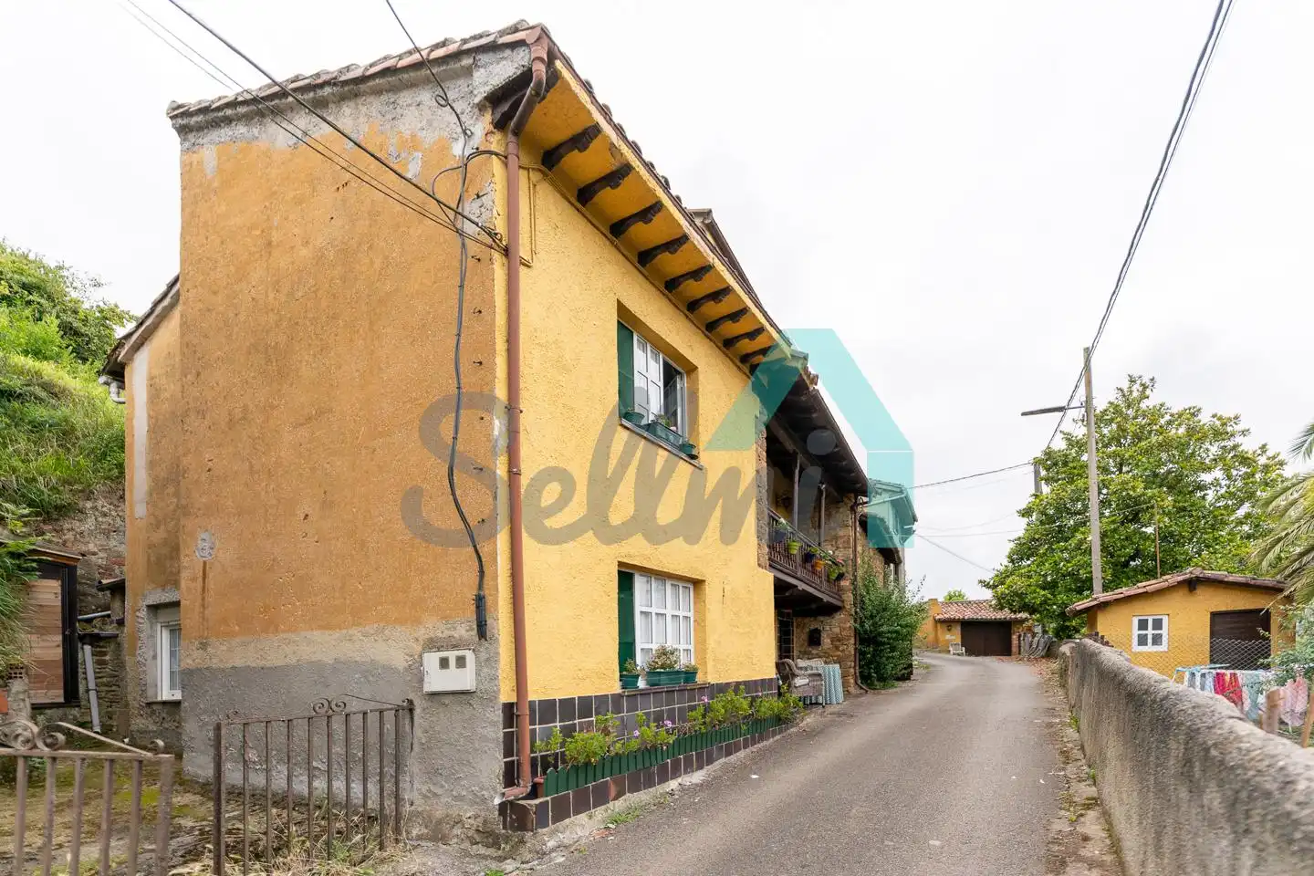 Vista exterior de Casa adosada en venda en Langreo amb Calefacció, Jardí privat i Parquet