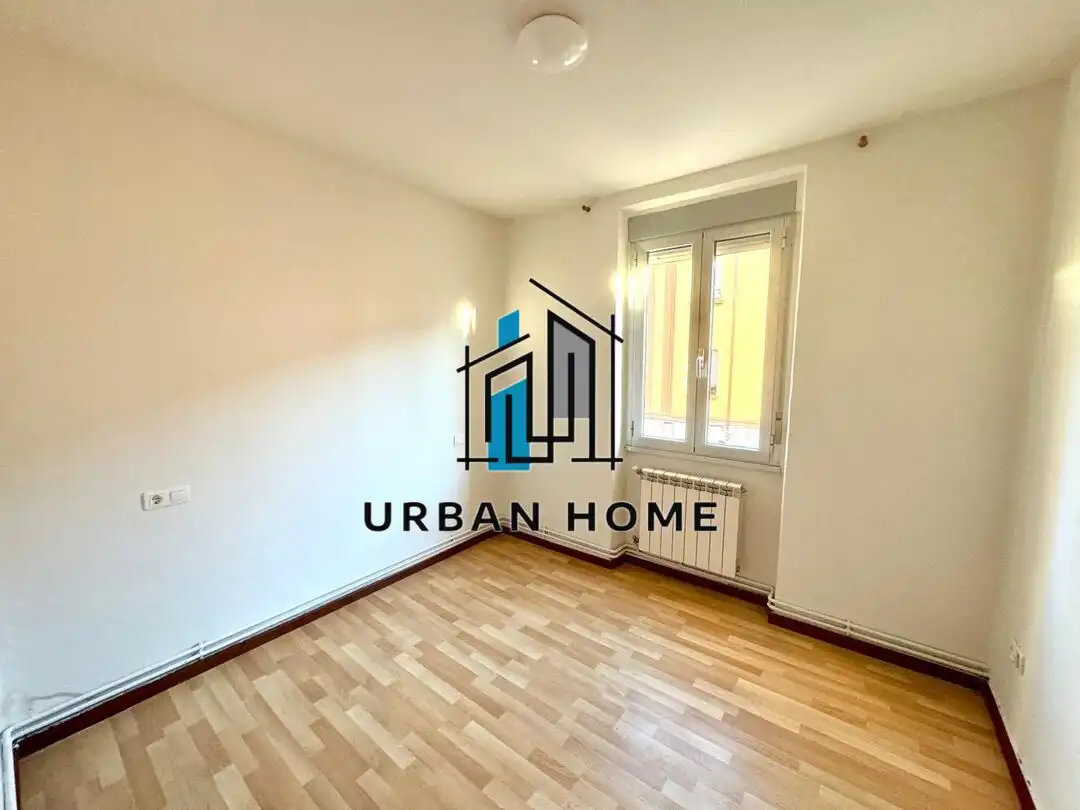 Vista exterior de Piso en venta en León Capital  con Calefacción y Trastero