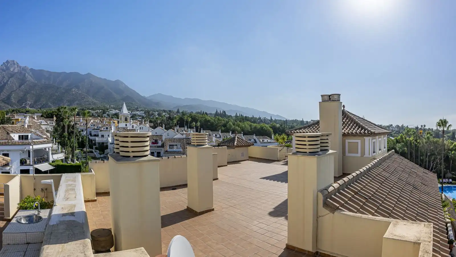 Vista exterior de Àtic en venda en Marbella amb Aire condicionat, Terrassa i Traster