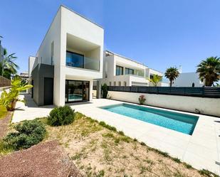 Vista exterior de Casa o xalet en venda en Elche / Elx amb Terrassa i Piscina