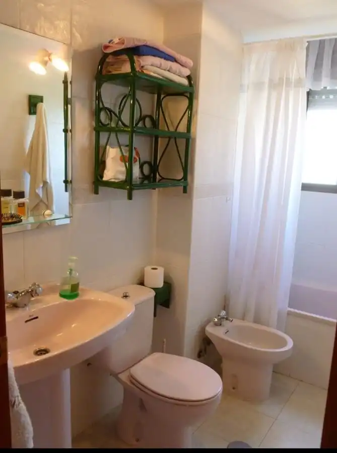 Bany de Apartament de lloguer en Almuñécar amb Aire condicionat, Terrassa i Moblat