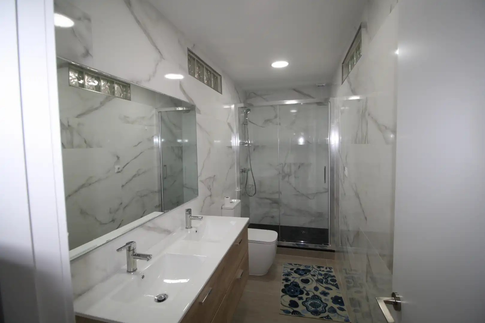 Baño de Apartamento de alquiler en Valdetorres de Jarama con Aire acondicionado, Calefacción y Jardín privado