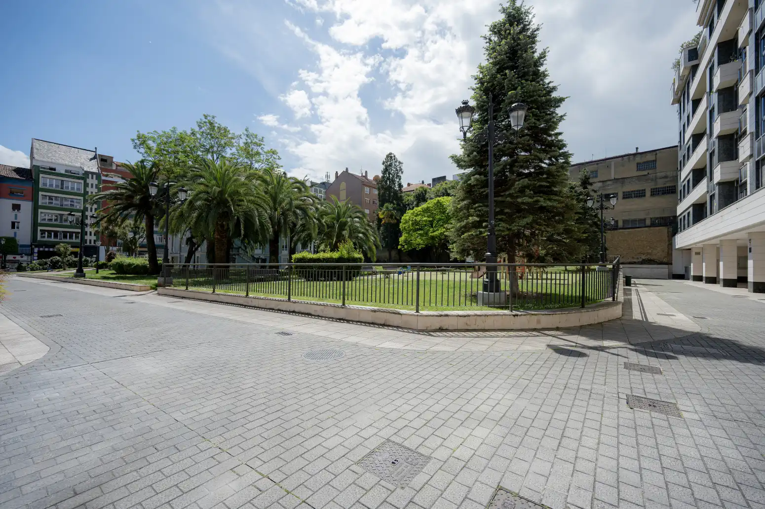 Außenansicht von Wohnung zum Verkauf in Oviedo  mit Heizung, Privatgarten und Abstellraum