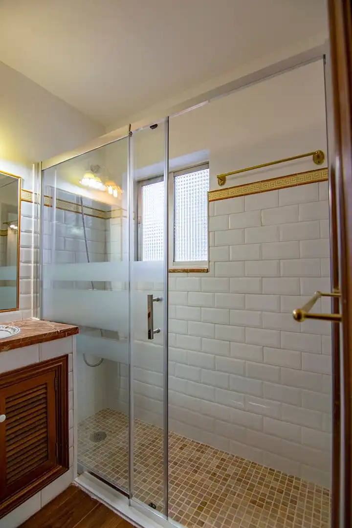 Bathroom of Flat for rent in Madrid  with Air Conditioner, Heating and Parquet flooring