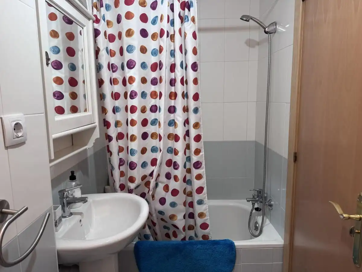 Baño de Apartamento en venta en Llanes con Calefacción, Terraza y Trastero