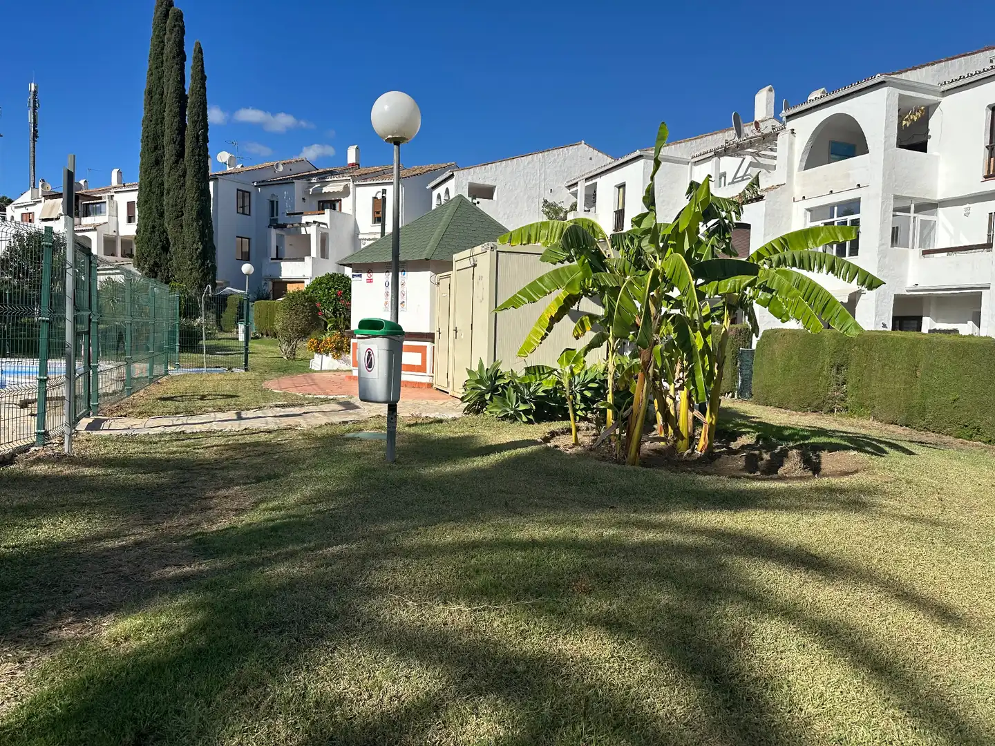 Vista exterior de Pis en venda en Estepona amb Piscina comunitària