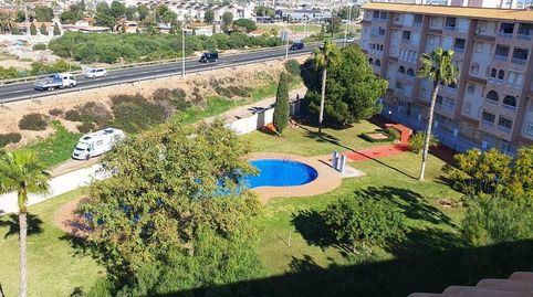 ÁTICO DE 2 DORMITORIOS CON ORIENTACIÓN SURESTE Y PISCINA COMUNITARIA