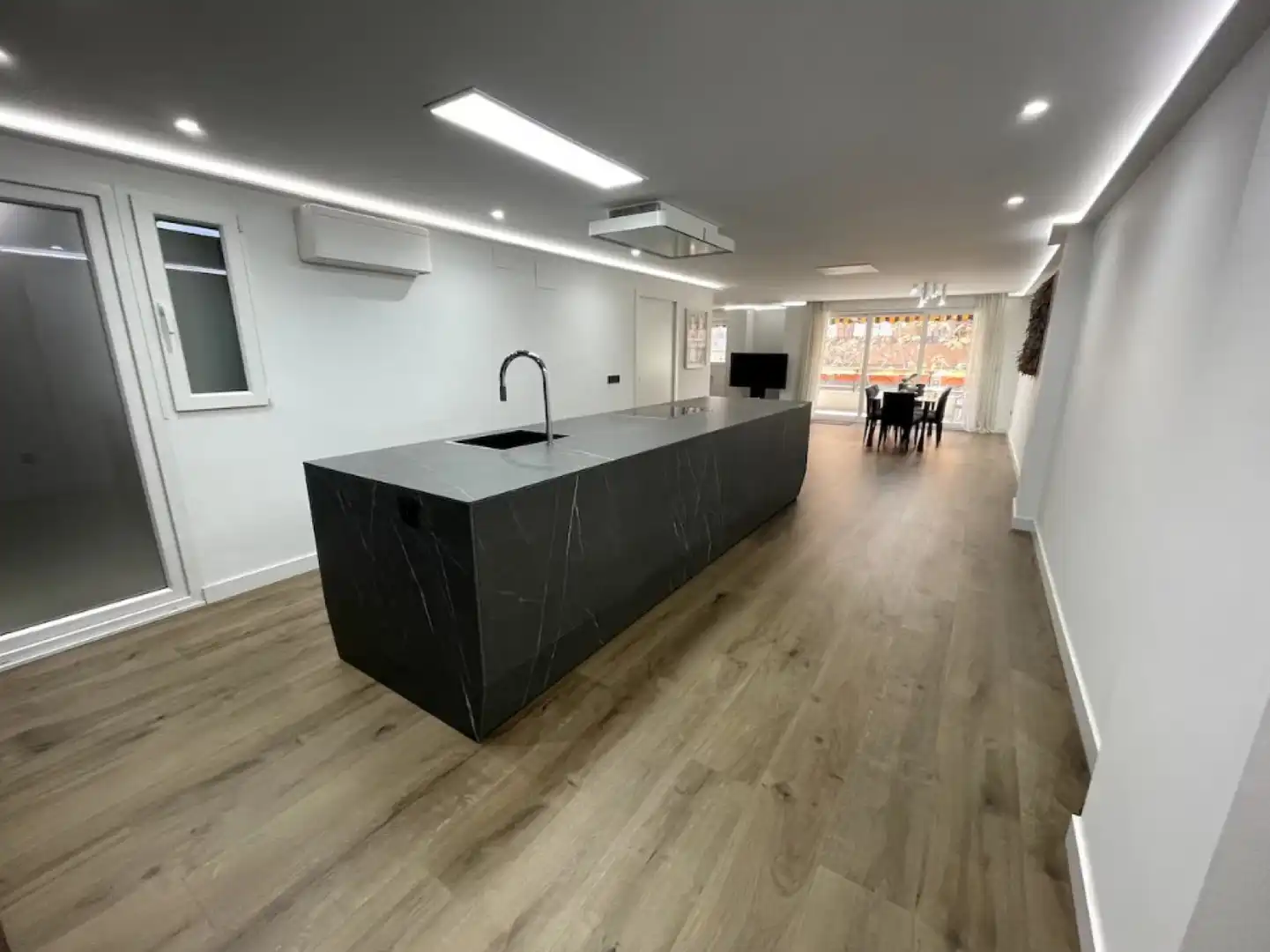 Küche von Wohnung zum Verkauf in  Valencia Capital mit Klimaanlage, Heizung und Balkon